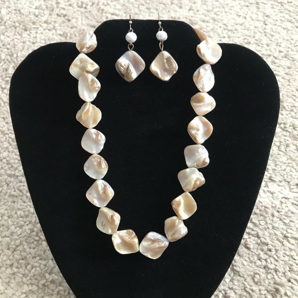 Jewelry - 🌸 Necklace & Earring Set – Thick Shell – Like New